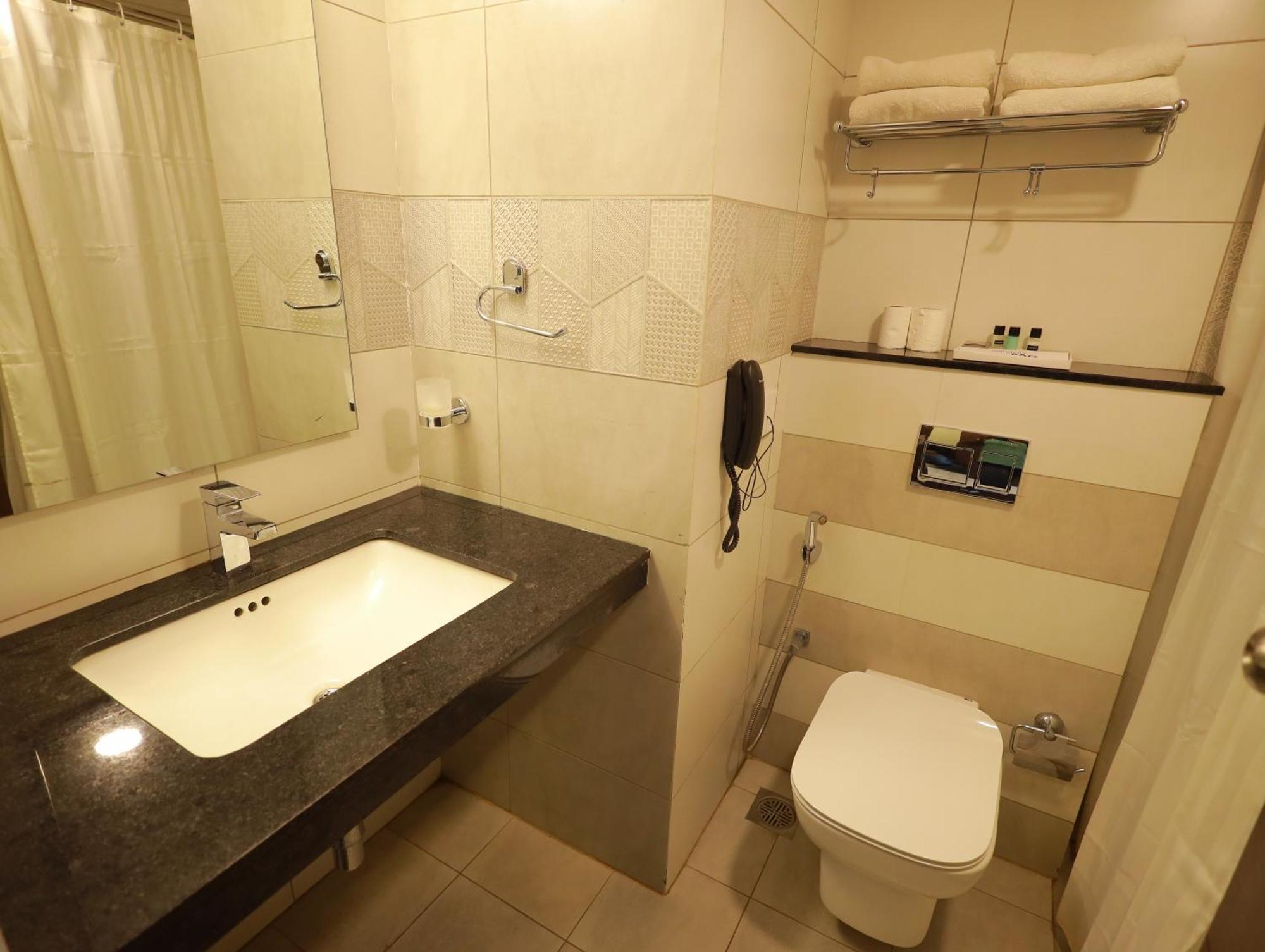 Arctic Hotel Kochi Bagian luar foto
