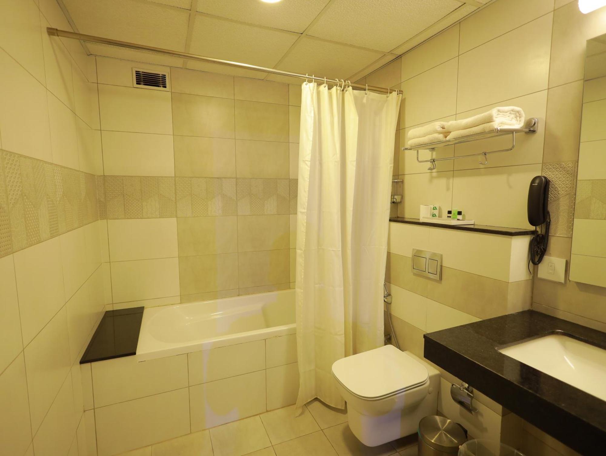 Arctic Hotel Kochi Bagian luar foto
